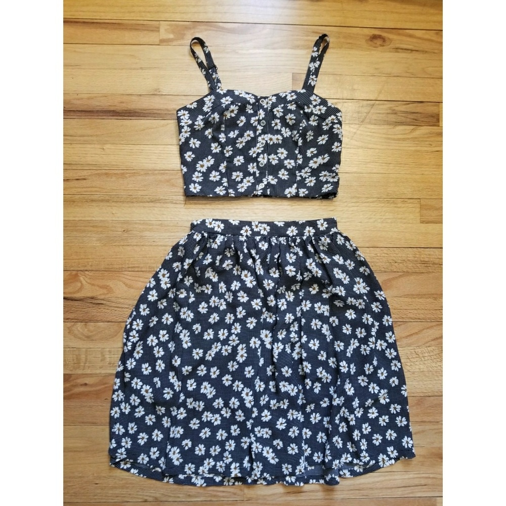 Adorable Xhilaration Daisy Crop and Skirt Set
